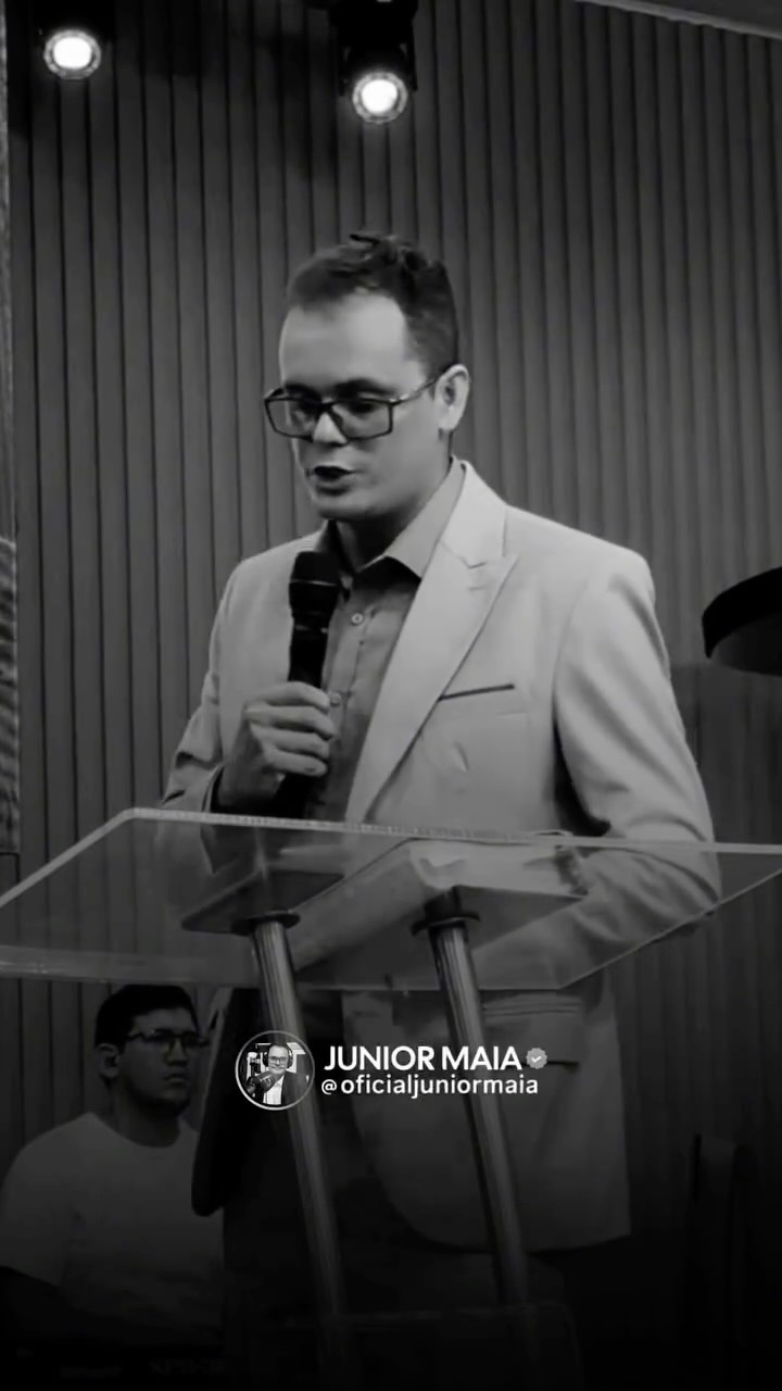 Júnior Maia pregando, em vídeo preto e branco